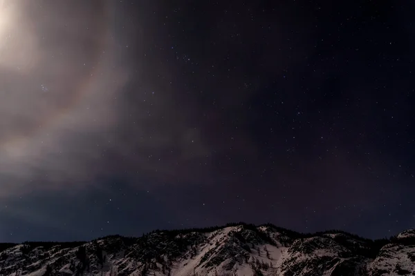 Hermoso Paisaje Nocturno Invierno Con Montañas Cubiertas Nieve Una Parte — Foto de Stock