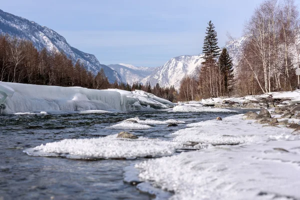Rivière glace de montagne pierres de neige — Photo