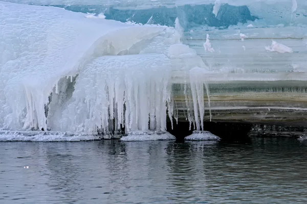 Icicles παγωμένο νερό ποταμού μοτίβο — Φωτογραφία Αρχείου