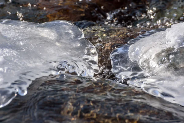 Waterijs sneeuw patroon stroom — Stockfoto