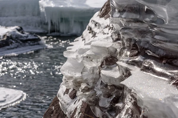 Ice stenar shore mönster floden — Stockfoto