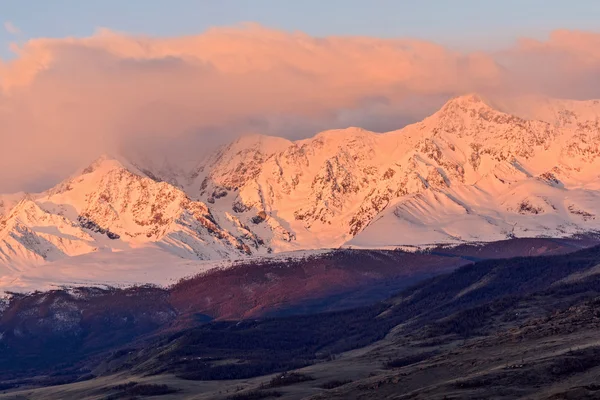 Montagne nuvole alba valle primavera — Foto Stock