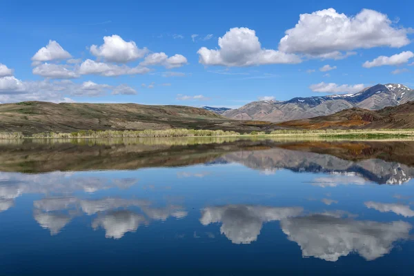 Heldere Mooie Zomerse Landschap Met Kleurrijke Bergen Blauwe Hemel Wolken — Stockfoto