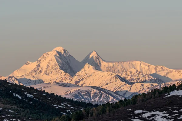 Hory sněhu vrchol nejvyšší sunrise — Stock fotografie