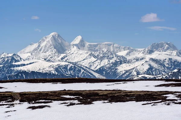 Hory sněhu vrchol nejvyšší obloha — Stock fotografie
