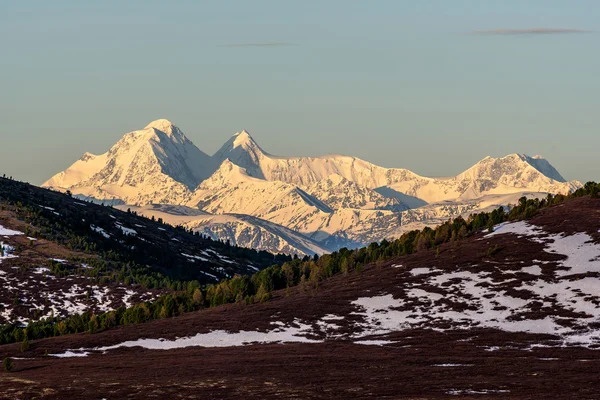 Montagne neige pic haut lever de soleil — Photo