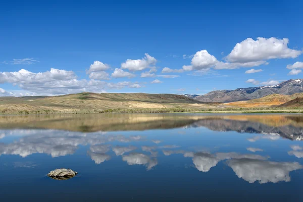 Meer bergen reflectie sky clouds — Stockfoto