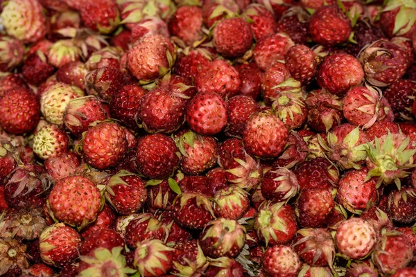 Ljusa Naturliga Frukt Bakgrund Med Ett Gäng Mogna Röda Bär — Stockfoto
