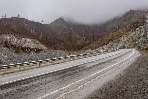 Hegyek road zavaros ködben — Stock Fotó