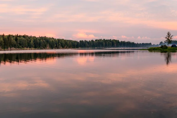 Lago tramonto nuvole rosa cielo — Foto Stock