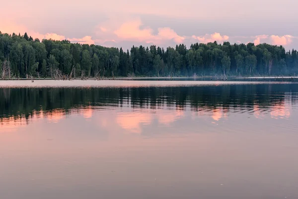 Sjön solnedgång rosa moln himlen — Stockfoto