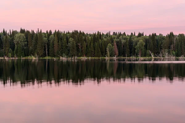 Lago tramonto nuvole rosa cielo — Foto Stock