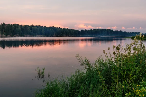 Lago tramonto nuvole rosa cielo — Foto Stock