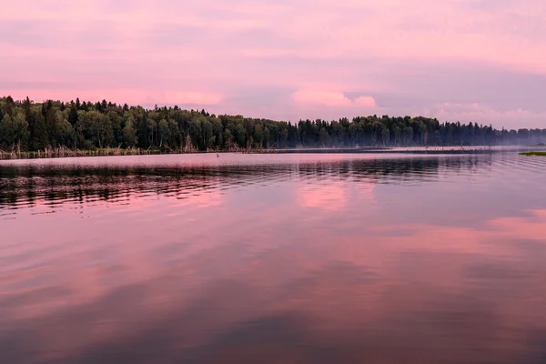 Lago tramonto nuvole rosa cielo — Foto Stock