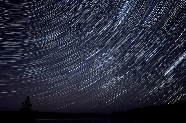 Estrela lago céu floresta faixas — Fotografia de Stock