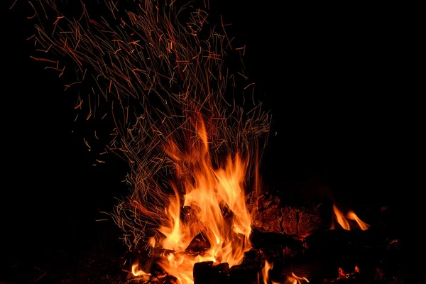 Kıvılcım alev şenlik ateşi parça ateş — Stok fotoğraf