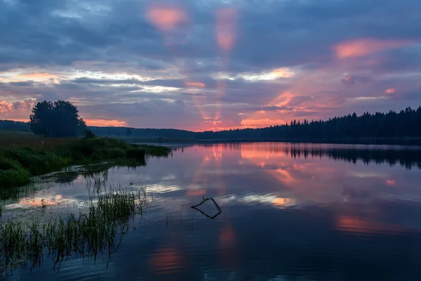 Jezero sunrise růžové obláčky obloha — Stock fotografie