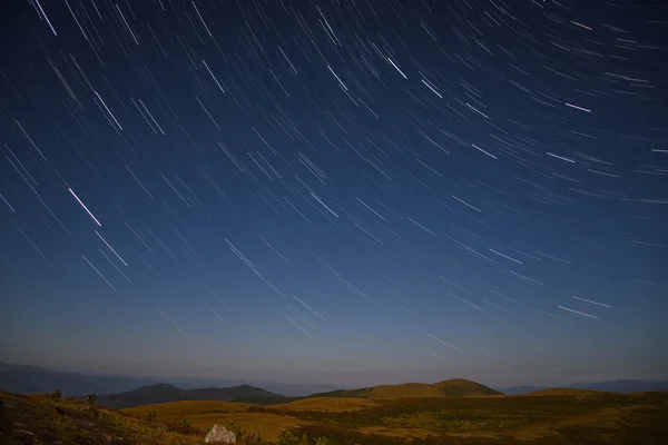 Montañas estrellas pistas cielo — Foto de Stock