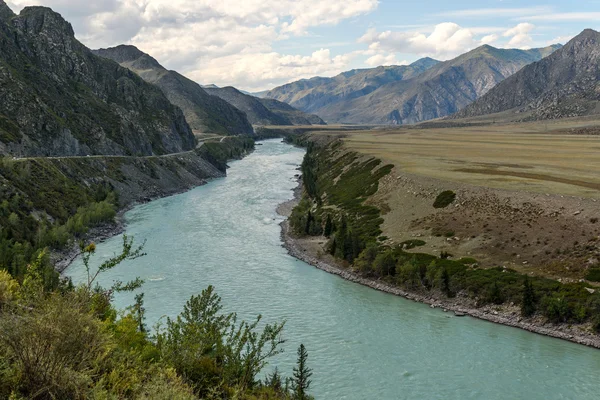 Mountain road river bend — Stockfoto