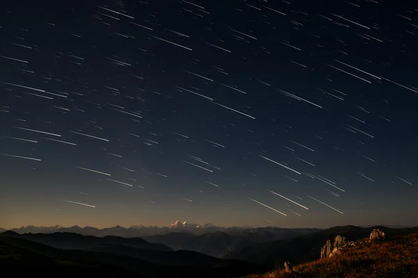 Montañas estrellas pistas cielo — Foto de Stock