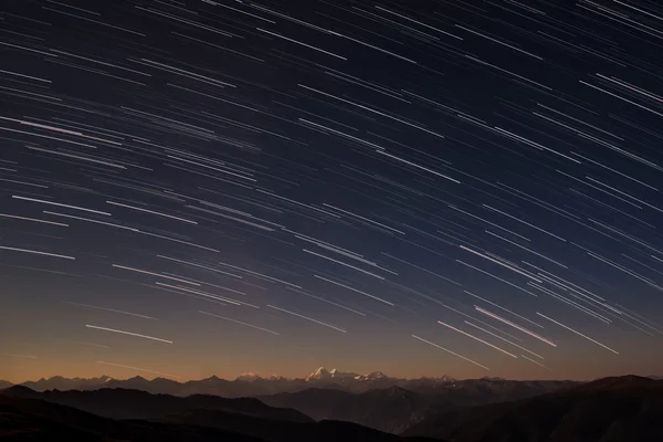 Montanhas estrela faixas céu — Fotografia de Stock