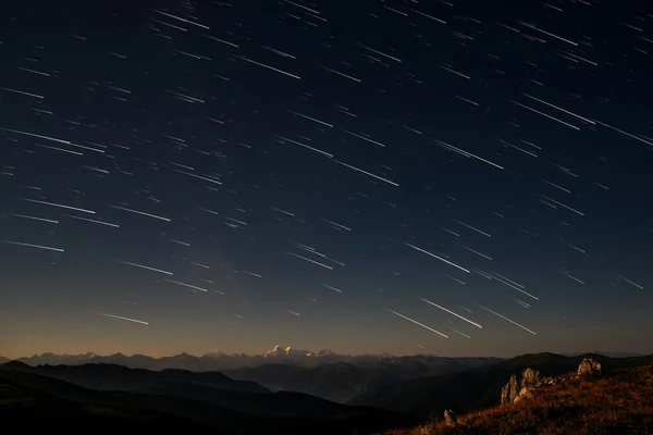 Montañas estrellas pistas cielo Imagen de archivo