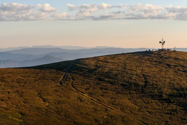 Montanhas repetidor topo nascer do sol — Fotografia de Stock