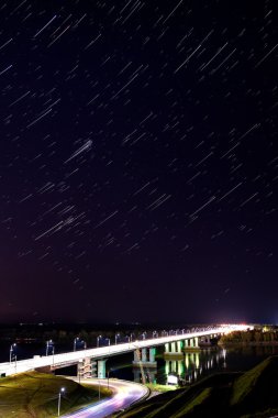 Köprü gece gökyüzü ışıkları izler