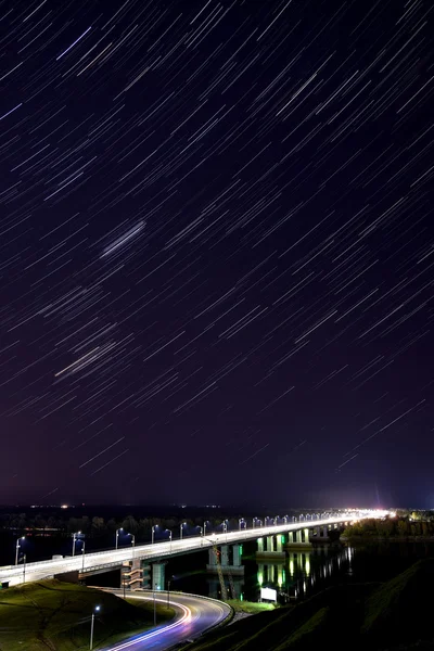 브리지 밤 하늘 빛 추적 — 스톡 사진