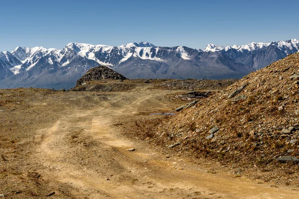 Yol dağlar gökyüzü kar — Stok fotoğraf