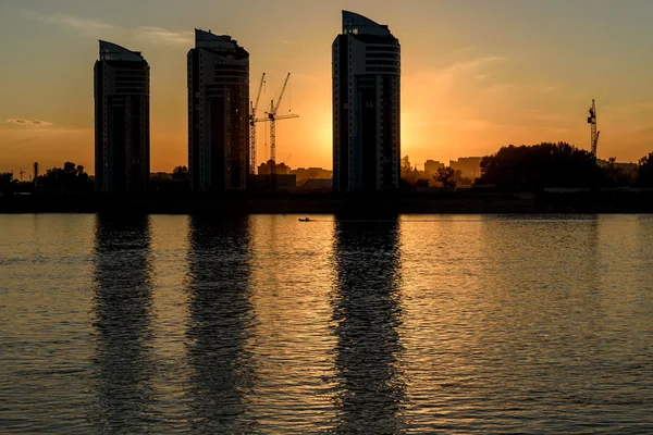 Ciudad río puesta del sol cielo — Foto de Stock