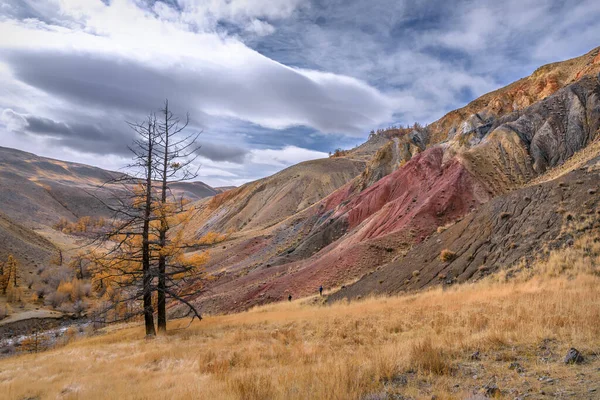 Paisagem Outono Colorido Com Montanhas Multicoloridas Com Rachaduras Fendas Rio — Fotografia de Stock
