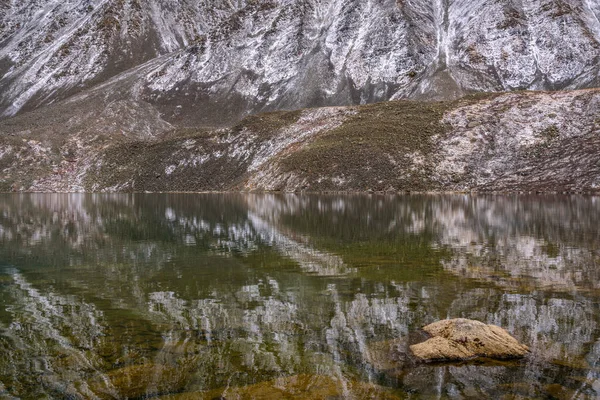 Pintorescos Reflejos Espejo Montañas Cubiertas Con Primera Nieve Agua Suave — Foto de Stock