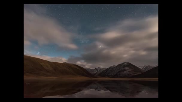 Time Lapse Film Med Vackra Rörelser Stjärnor Och Moln Natthimlen — Stockvideo