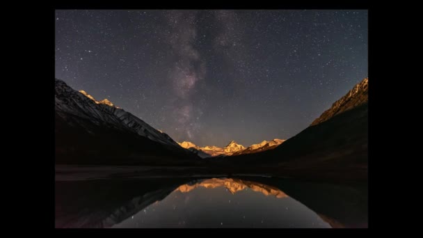 Samanyolu Nun Gökyüzündeki Yıldızların Bir Buzulun Dağların Gölün Üzerindeki Hareketlerinin — Stok video