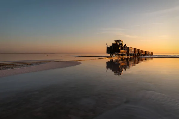 Tuz Gölü Manzarası Raylar Üzerinde Giden Tren Gün Batımında Yansıyan - Stok İmaj