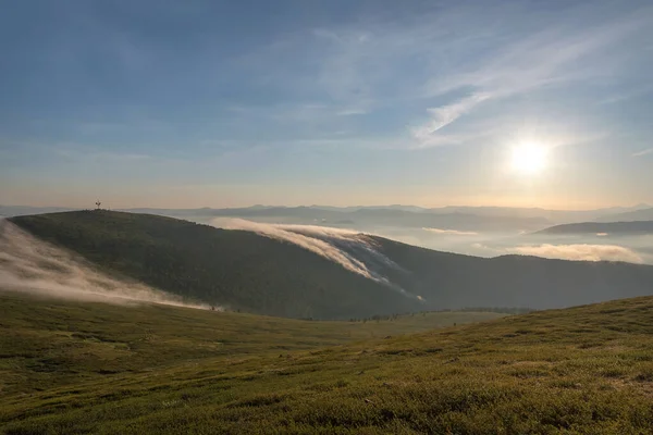 Úžasný Východ Slunce Krásnou Načechranou Mlhou Telekomunikační Věží Vrcholu Hory — Stock fotografie