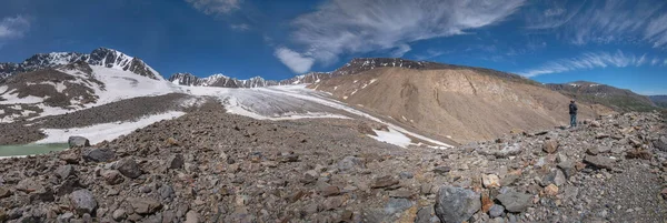 Panorama Incrível Uma Geleira Com Rachaduras Neve Pedras Gelo Turista — Fotografia de Stock