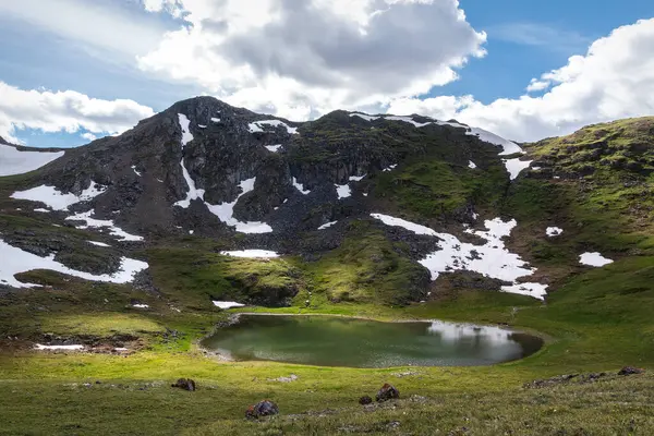 Εκπληκτική Θέα Της Αλπικής Λίμνης Στην Κοιλάδα Μεταξύ Των Βουνών — Φωτογραφία Αρχείου