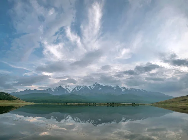 令人惊奇的夏景 高山上覆盖着雪和森林 湖面上映衬着美丽的反光 背景是乌云和蓝天 俄罗斯阿尔泰 — 图库照片