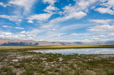 Göl bozkır gökyüzü dağlar bulutlar 