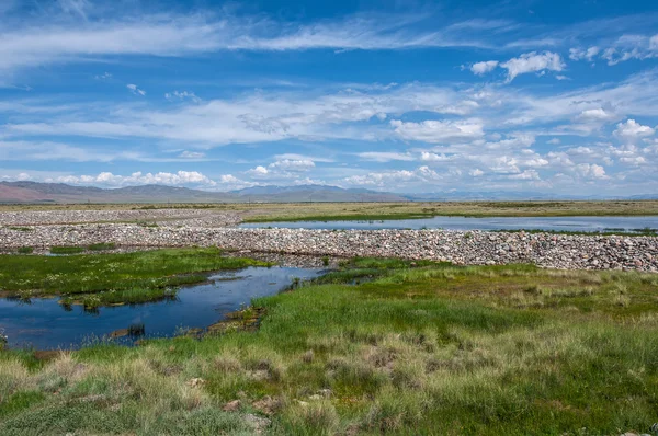 Lago estepa cielo montañas nubes — Foto de Stock