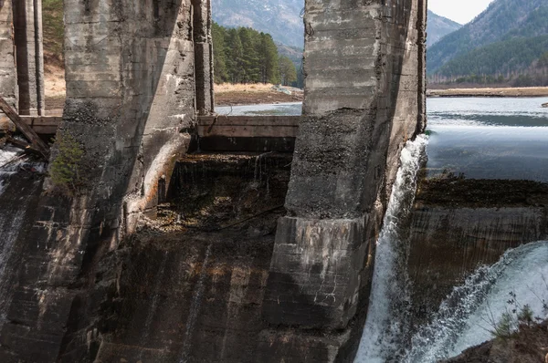 Vattenkraftverk vattenflödet — Stockfoto