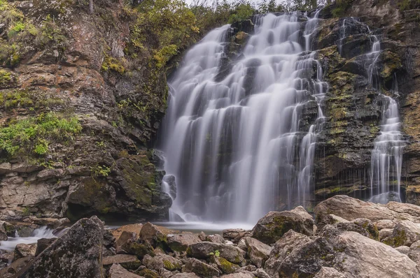 Wasserfall auf den Felsen — Stockfoto