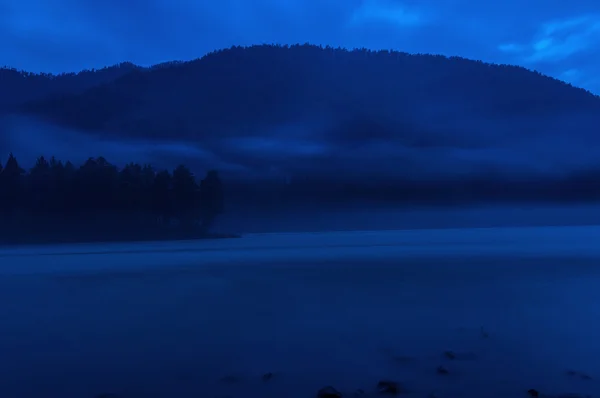 Berg Fluss Nebel Nacht Belichtung — Stockfoto