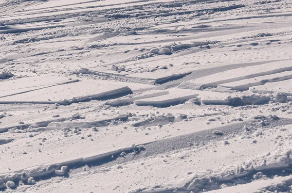 Snö mönster traces skidor — Stockfoto