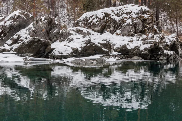 Mountain lake snö reflektion — Stockfoto