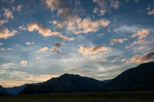 Cielo nubes puesta del sol montañas —  Fotos de Stock