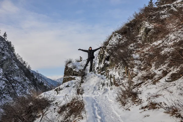 Mężczyzna ścieżka góry zimą — Zdjęcie stockowe