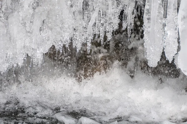 Spruzzi d'acqua gocce cascata ghiaccioli — Foto Stock